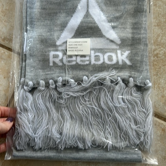 NWT Reebok Rally Spell Out Fringe Scarf - Picture 2 of 3